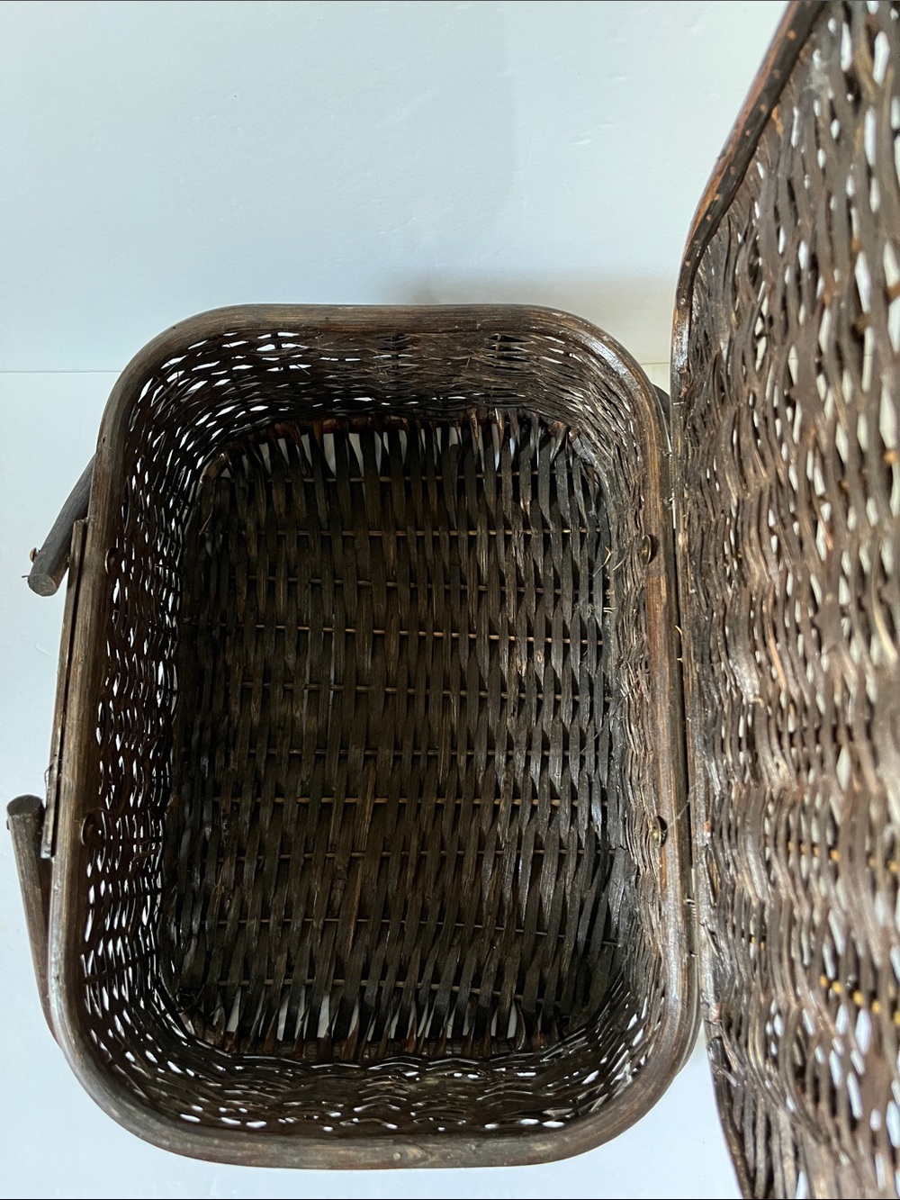 Vintage Woven Wicker Picnic Basket with Folding Bamboo Handles - Picture 8 of 9